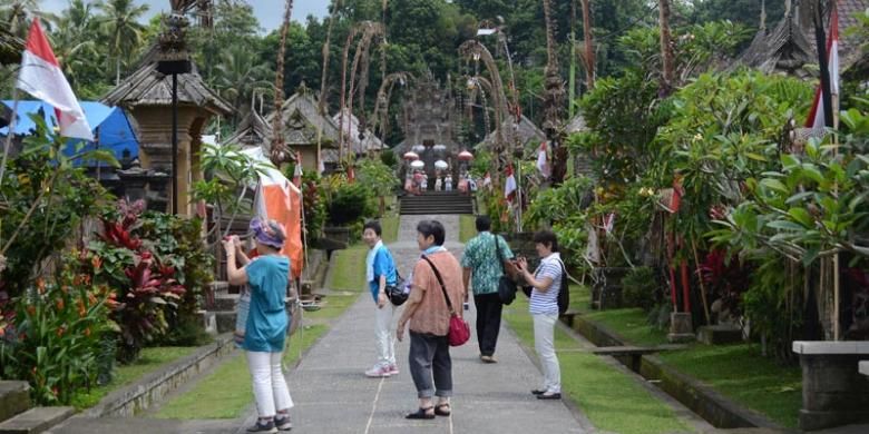 Wisatawan di Desa Penglipuran, Kabupaten Bangli, Bali.