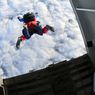 Parasut Gagal Mengembang, Skydiver Berpengalaman Tewas Terjatuh