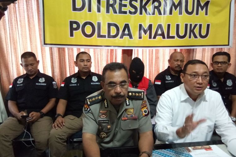 Dirkrimum Polda Maluku Kombes Pol Puguh Setiyono (baju putih) didampingi Kabid Humas Polda Maluku Kombes Pol Muhamad Roem Ohoirat saat memberikan keterangan terkait penangkapan calo Bintara Polri di Kantor Polda Maluku, Rabu (2/5/2018).