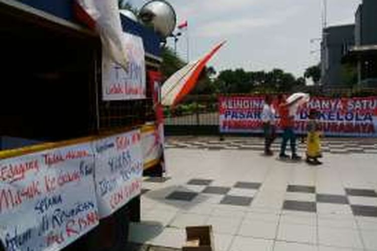 Pedagang Pasar Turi Menggelar aksi di Balaikota Surabaya
