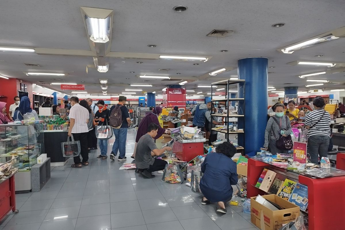 Keramaian pengunjung Toko Buku Gunung Agung Kwitang, Senen, Jakarta Pusat, di lantai dua, Kamis (31/8/2023). (KOMPAS.com/XENA OLIVIA)