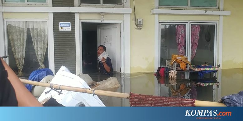 Kala Seorang Ayah Terjang Banjir di Periuk demi Boneka 