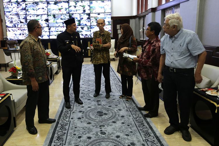 Wali Kota Surabaya Eri Cahyadi berdiskusi bersama Tim Ahli Cagar Budaya (TACB) untuk membahas beberapa poin tambahan yang akan dimasukkan ke dalam Raperda Bangunan Cagar Budaya, di ruang kerjanya, di Balai Kota Surabaya, Rabu (12/10/2022).