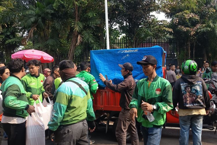 Warga Kirim Bantuan Logistik untuk Massa Demo 27 Agustus di DPR, Ojol Bantu Angkut