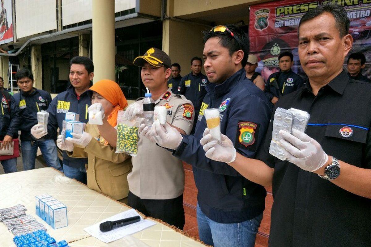Polsek Kembangan mengungkap kasus peredaran narkona di wilayah salah satu sekolah Jakarta Barat pada Selasa (15/1/2019) di Mapolres Metro Jakarta Barat. 