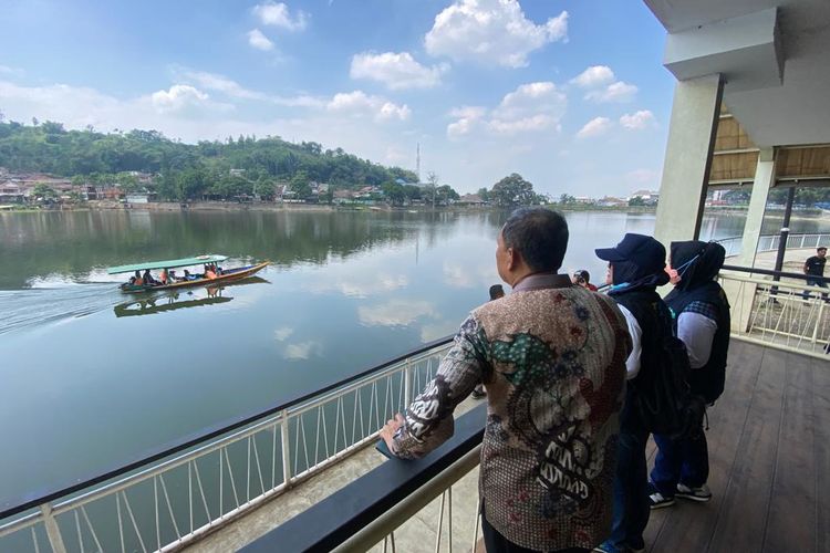 Anggota Komisi IV DPRD Jawa Barat Daddy Rohanady melakukan inspeksi ke destinasi wisata Situ Ciburuy, Padalarang, Kabupaten Bandung Barat (KBB), Jawa Barat, Rabu (5/7/2023).