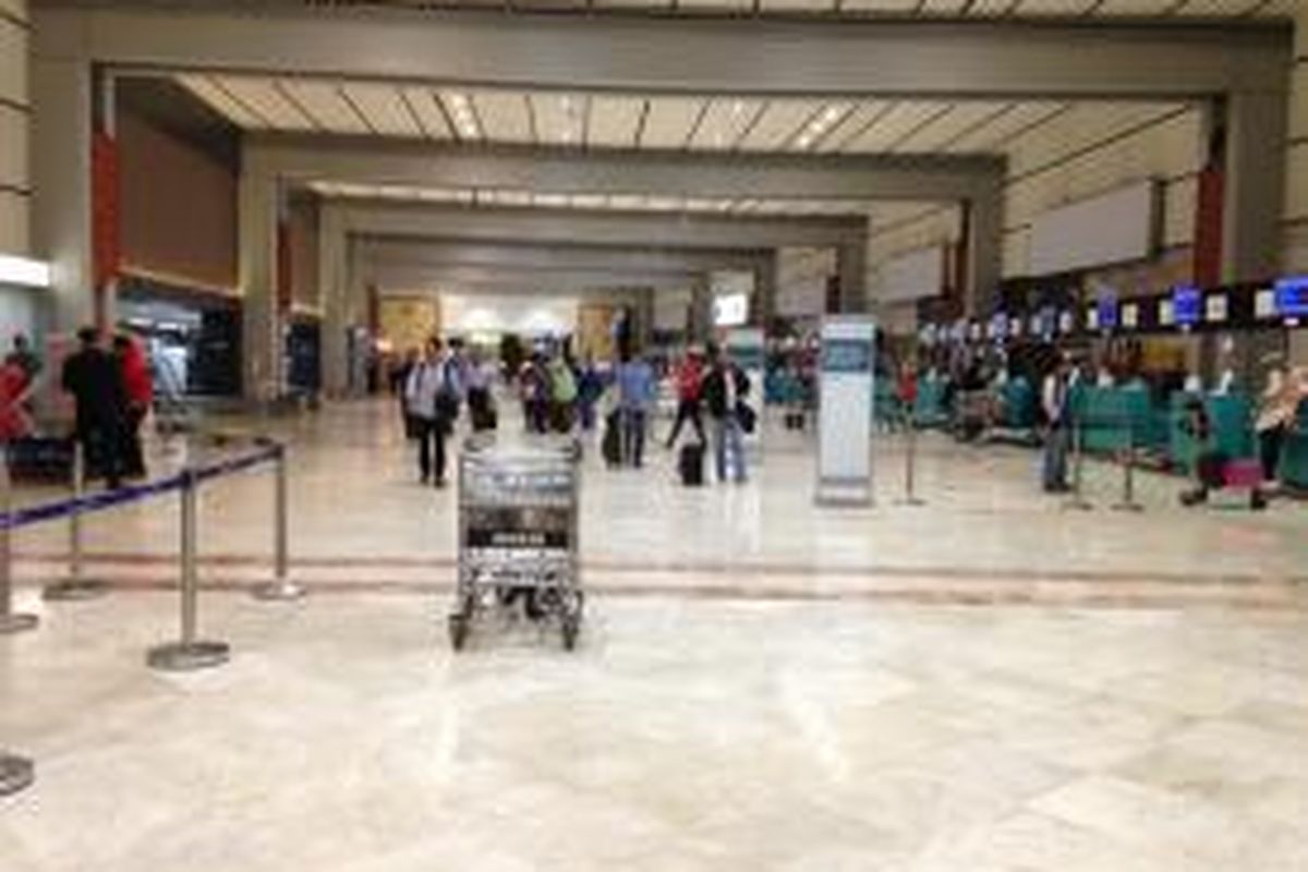 Suasana Terminal 2F Bandara Soekarno-Hatta, Tangerang, Minggu (6/12/2015). Sekitar pukul 16.00 WIB hingga pukul 18.00 WIB, pendingin ruangan sepanjang Terminal 2 ini mati sehingga penumpang dan petugas kepanasan di dalam terminal. 



