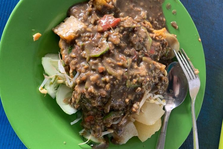 Rujak Petis Madiun-This is the Rujak Petis Madiun which was sold at Mbak Pur's Petis Petis Warung on Jalan Captain Saputro, Kejuron Village, Taman District, Madiun City, East Java.