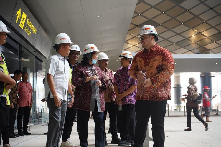 Bupati Kediri Hanindhito Himawan Pramana saat mendampingi Penjabat (Pj) Gubernur Jawa Timur (Jatim) Adhy Karyono melakukan kunjungan ke Bandara Internasional Dhoho memastikan kesiapan operasional bandara. 
