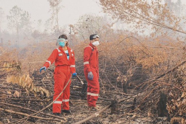 Selebgram Awkarin saat turut dalam aksi pemadaman kebakaran hutan dan lahan di Kalimantan.