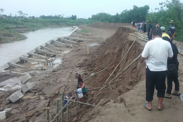 Tanggul kali Bodri yang longsor. KOMPAS.Com/SLAMET PRIYATIN