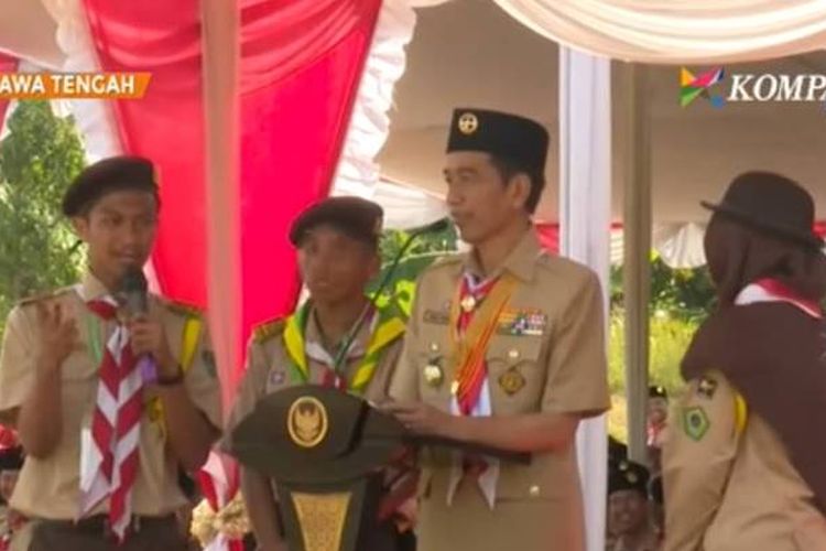 Presiden RI Joko Widodo memberikan tiga pertanyaan kepada tiga anggota pramuka yang sengaja dipilihnya di sela upacara dalam acara Perkemahan Wirakarya Pramuka Maarif Nahdlatul Ulama Nasional (Perwimanas) II di Lapangan Tembak Plempungan, Magelang, Jawa Tengah, Senin (19/9/2017).