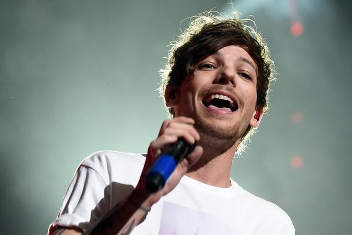 Personel One Direction Louis Tomlinson menyanyi di acara Jingle Ball 2015 yang digelar Capital One di American Airlines Center di Dallas, Texas, pada 1 Desember 2015. Ia ditangkap Kepolisian Los Angeles, Jumat (3/3/2017), karena diduga mendorong paparazi.