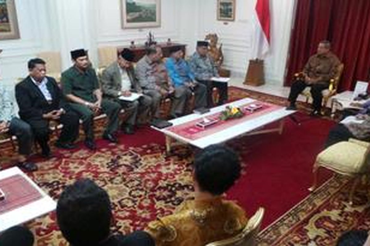 Sebanyak 13 organisasi massa Islam menyatakan mendukung pemerintahan Presiden SBY hingga 2014. Dukungan ini disampaikan mereka di Kantor Presiden, Jakarta, Kamis (14/3/2013).