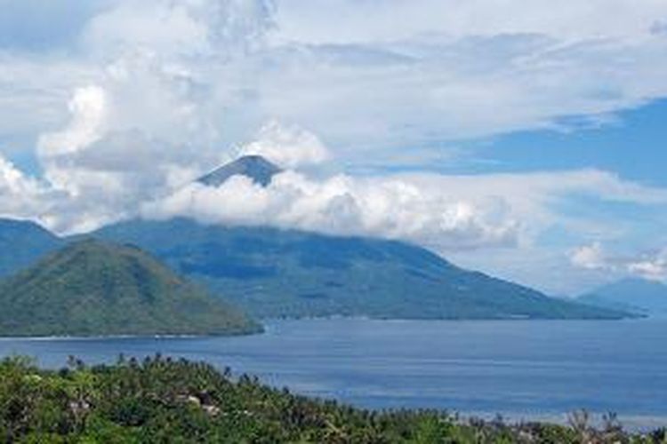 Pemandangan Pulau Maitara dan Pulau Tidore yang terabadikan di lembaran uang kertas pecahan Rp 1.000, seperti terlihat di pantai selatan Pulau Ternate ini, Kamis (4/6/2015).