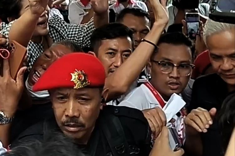 Bakal calon presiden (Bacapres) yang diusung PDI-P dan PPP, Ganjar Pranowo diteriaki presiden saat tiba di Rumah Aspirasi Realawan Ganjar di Jalan Diponegoro, Jakarta Pusat, Kamis (1/6/2023).