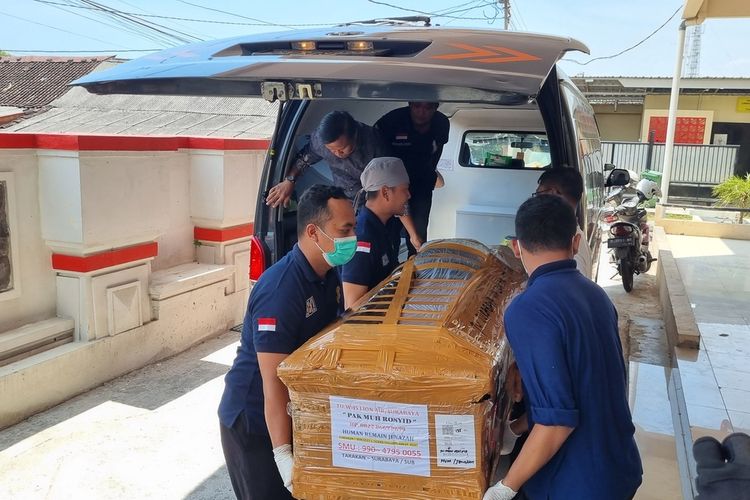 Kapolda Kaltara mendatangi otopsi ajudannya di RS Bhayangkara Semarang, Sabtu (23/9/2023).