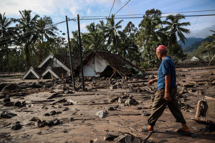 Kondisi pemukiman warga yang banjir dan terendam pasir di Dusun Kamar Kajang, Desa Sumberwuluh, Candipuro, Lumajang, Jawa Timur, Kamis (9/12/2021). Puluhan rumah di dusun tersebut terendam luapan air sungai bercampur material lahar dingin erupsi Gunung Semeru akibat diguyur hujan deras pada Selasa (7/12) dan Rabu (8/12) malam.