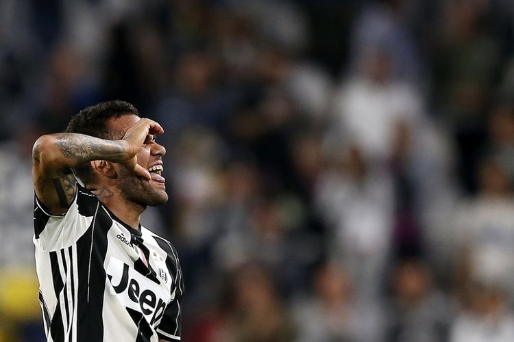 Dani Alves mencetak gol Juventus ke gawang Cagliari pada partai lanjutan Serie A - kasta pertama Liga Italia - di Stadion Juventus, 21 September 2016.