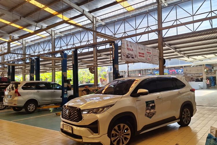 Salah satu kendaraan yang digunakan tim Oto Journey, Kijang Innova Zenix Hybrid juga dilakukan pengecekan berkala demi kelancaran perjalanan.