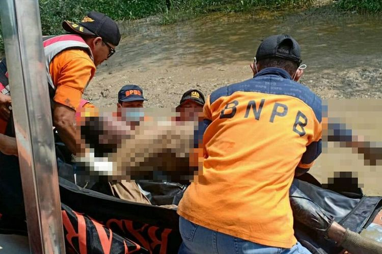 Tim SAR dan BPBD mengevakuasi jasad wanita yang diduga diterkam buaya di sungai di Kelurahan Pekan Arba, Kecamatan Tembilahan, Inhil, Riau, Rabu (21/8/2019).