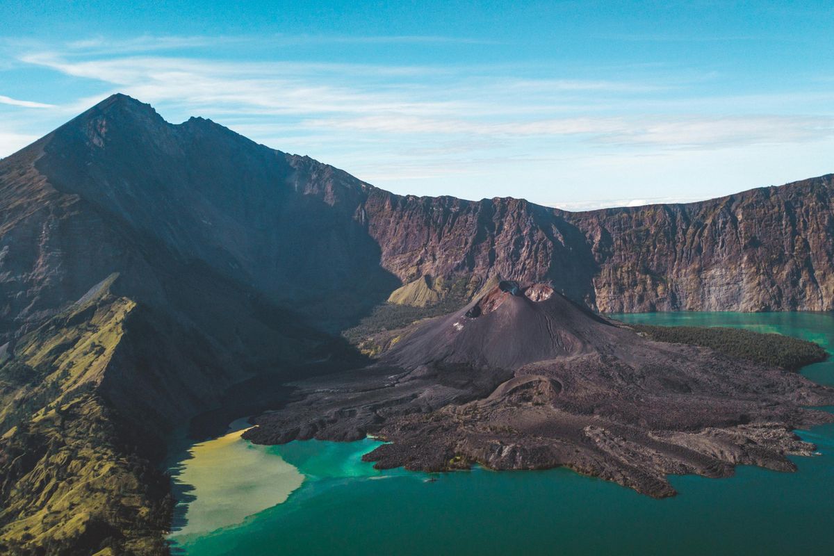 Ilustrasi Gunung Rinjani dan Segara Anak. Kronologi insiden yang menimpa wisatawan asal Brasil, Juliana De Souza Pereira Marins (27) yang meninggal dunia saat melakukan pendakian di Gunung Rinjani.