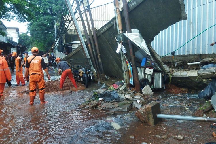 Tanggul Kali Sodetan Jebol, Permukiman Warga Kalibata Terendam 60 Cm