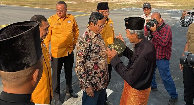 Tiba di Karimun, Mahfud MD Disambut Kompang dan Dipasangi Tanjak