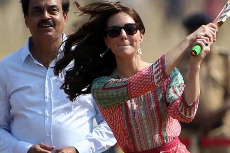 Kate Middleton disaksikan mantan pemain kriket India Dilip Vengsarkar (kiri) saat bermain kriket bersama anak-anak penerima manfaat dari sebuah LSM di The Oval Maidan di Mumbai, 10 April 2016. Pangeran William dan Kate Middleton melakukan kunjungan dinas kerajaan Inggris di India selama 7 hari.