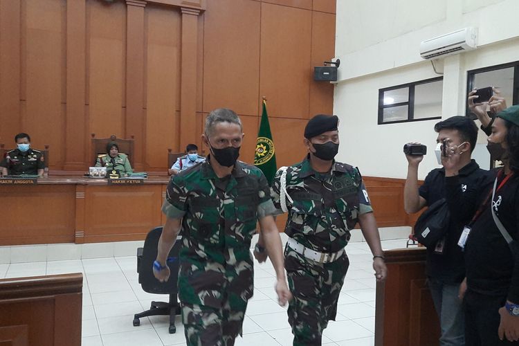 Terdakwa kasus penabrakan sejoli Handi Saputra (17) dan Salsabila (14), Kolonel Infanteri Priyanto (jam tangan biru), keluar dari ruang sidang Pengadilan Militer Tinggi II, Cakung, Jakarta Timur, Selasa (10/5/2022). 