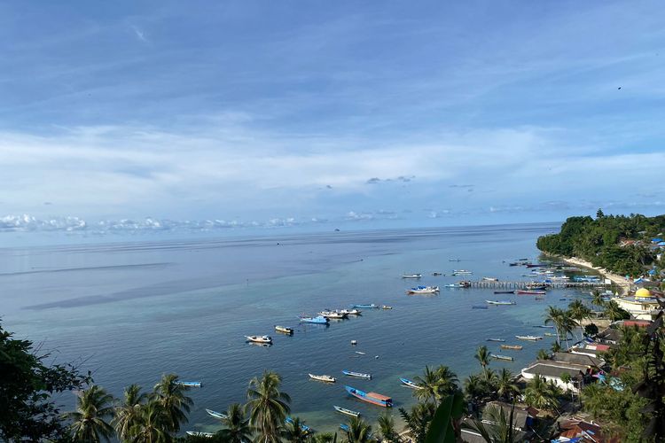 Pemandangan indah laut Banda yang dilihat dari atas bukit di Pulau Rhun. 