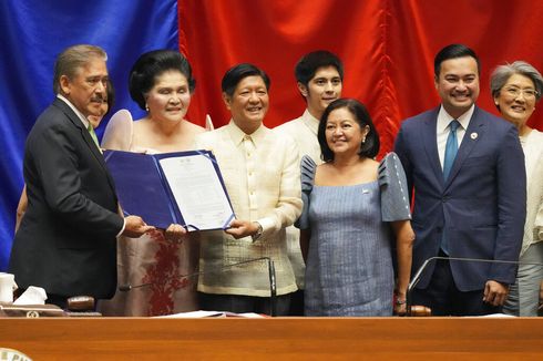 Diapit Keluarga, Ferdinand Marcos Jr Resmi Proklamirkan Diri sebagai Presiden Filipina