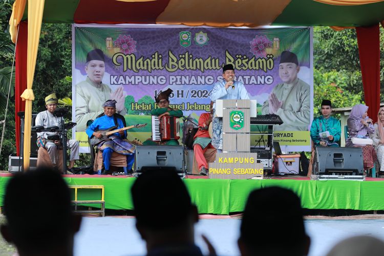 Bupati Siak Alfedri mengapresiasi acara Mandi Limau Besamo yang diselenggarakan oleh Pemerintah Kampung Pinang Sebatang, Kecamatan Tualang, Senin (12/3/2024). 