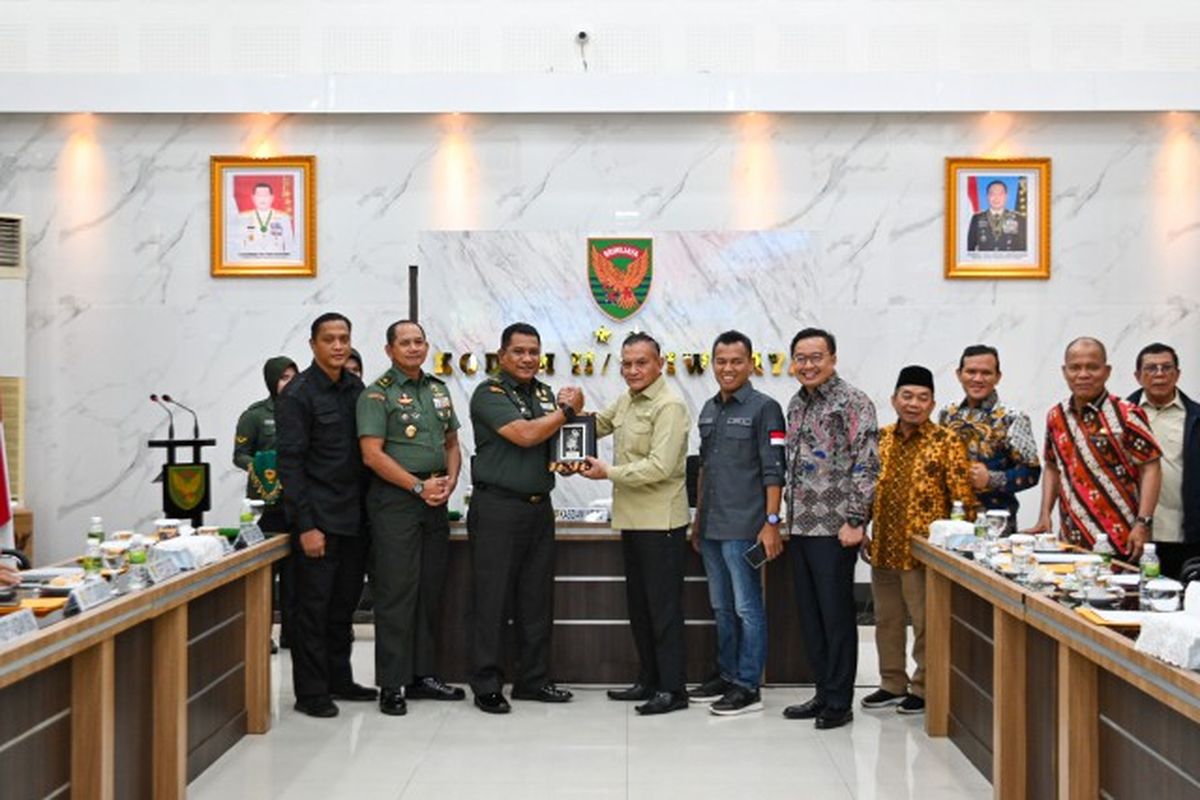 Anggota Komisi I DPR RI Letjen TNI (Purn) Lodewijk F. Paulus saat bertukar cenderamata usai melakukan pertemuan dengan Kasdam II/ Sriwijaya beserta jajaran di Markas Kodam II/Sriwijaya, Palembang, Sumatera Selatan, Kamis (15/6/2023). 