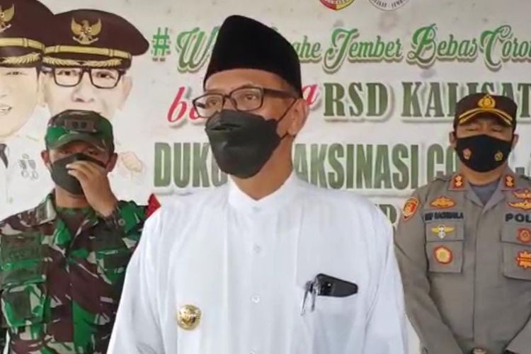 Wakil bupati Jember KH M Balya Firjaun Barlaman saat menjelaskan kronologi kasus warga yang menggeruduk RSD Kalisat 
