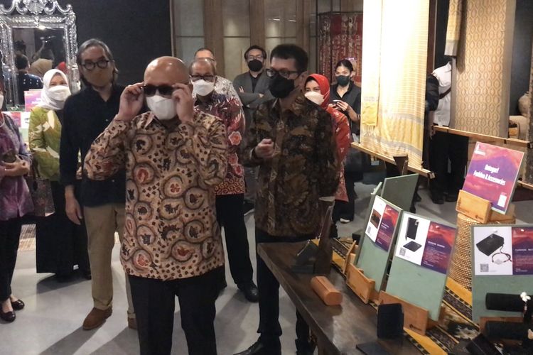 Menteri Koperasi dan Usaha Kecil Menengah (MenKopUKM), Teten Masduki melihat 20 produk UMKM yang lolos menjadj Official Merchandise G20 dipamerkan di Gedung Smesco, Jakarta pada Selasa (26/7/2022) siang.