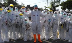 Pakai Baju Hazmat Saat Pimpin Upacara HUT RI, Ini Pesan Ganjar untuk Pasien dan Nakes di RSDC Donohudan