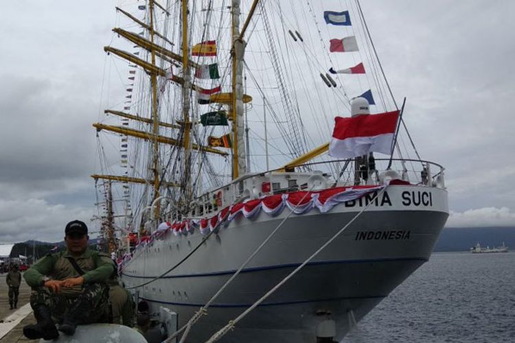 Kapal layar latih KRI Bima Suci milik Tentara Nasional Indonesia Angkatan Laut (TNI AL) bersandar di di Teluk Sabang, Pelabuhan CT-3 Pasiran, Kota Timur, Sabang, Aceh, Jumat (1/12/2017). Selain Bima Suci, kapal KRI Dewa Ruci juga turut meramaikan acara Sail Sabang 2017.