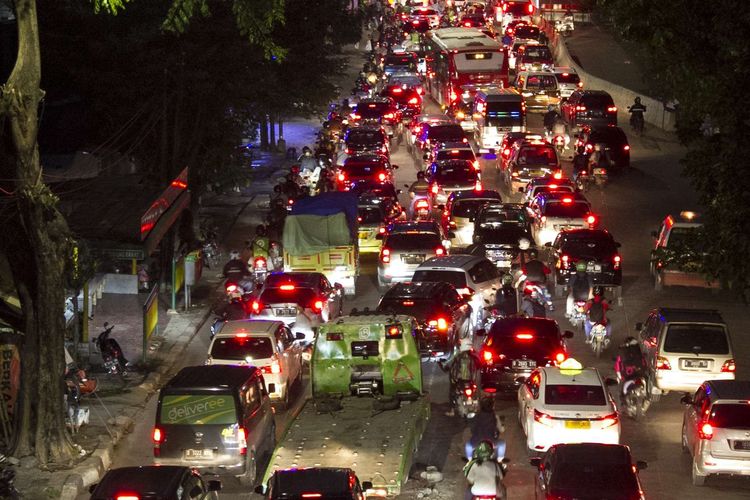 Kemacetan di ruas Jalan Raya Pasar Minggu, Jakarta Selatan, Rabu, (18/12/2019). Kemacetan panjang hingga lenteng agung akibat pembangunan fly over Lenteng Agung.