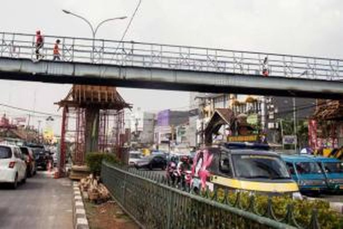 Jembatan penyeberangan di Margonda, Depok, Jawa Barat, Rabu (9/10/2013). Jalan utama di kota ini tidak memiliki ruang hijau. Kondisi diperparah dengan kemacetan lalu lintas yang sering terjadi.