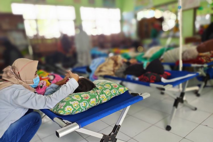 Para korban keracuna nasi kuning masih berada di ruang darurat perawatan bangunan SDN Puspasari samping Puskesmas Mangkubumi, Kota Tasikmalaya, Jumat (9/10/2020).