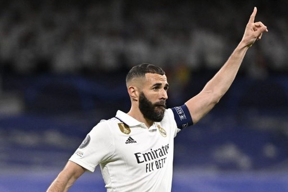 Striker Real Madrid, Karim Benzema, melakukan selebrasi setelah mencetak gol pertama Real Madrid ke gawang Chelsea dalam pertandingan leg pertama perempat final Liga Champions 2022-23 di Stadion Santiago Bernabeu, Madrid, Rabu (12/4/2023) atau Kamis dini hari WIB. Terkini, Karim Benzema bakal absen membela Real Madrid dalam laga kontra Girona pada pekan ke-31 Liga Spanyol 2022-2023. Laga Girona vs Real Madrid bakal bergulir di Stadion Montilivi pada Rabu (25/4/2023) mulai pukul 00.30 WIB.