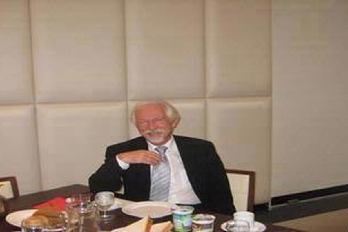 Prof dr S Poppema, President of the Board di University of Groningen, Rabu (21/9/2011) saat berbincang dengan KOMPAS.com di ruang kerjanya.  