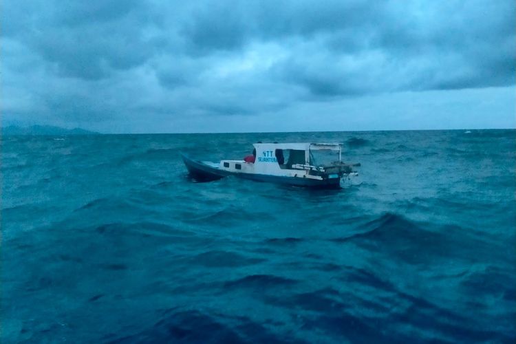 Foto: Kapal nelayan KM NTT Sejahtera terumbang ambing akibat mati mesin di sekitar Perairan Kolisia, Kecamatan Magepanda, Kabupaten Sikka, Nusa Tenggara Timur (NTT), Kamis (2/3/2023).