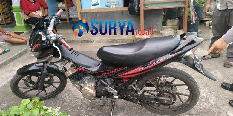 Sepeda motor milik pelaku ditinggal di rumah korban karena mogok ketika kejadian pencurian di Desa Salamrejo, Kecamatan Binangun, Kabupaten Blitar, Kamis (12/11/2020). 