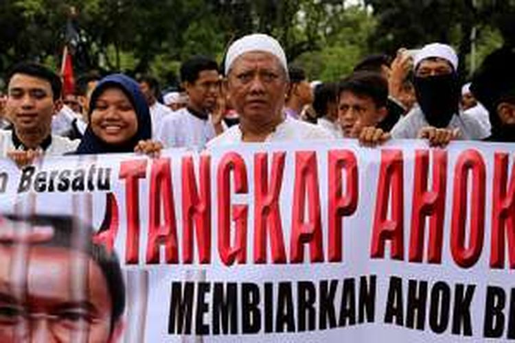 Ormas keagamaan berunjuk rasa di depan Gedung Balai Kota DKI Jakarta, Jumat (14/10/2016). Ormas keagamaan berunjuk rasa untuk mengkritik gaya kepemimpinan Ahok di Jakarta.