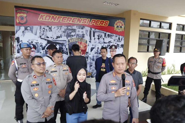 Kapolresta Bandung Kombes Pol Kusworo Wibowo saat memberikan keterangan di Mapolresta Bandung, Soreang, Kabupaten Bandung pada Sabtu (27/5/2023) terkait aksi penodongan menggunakan senjata api mainan yang terjadi di Kopo Sayati beberapa wakti lalu.