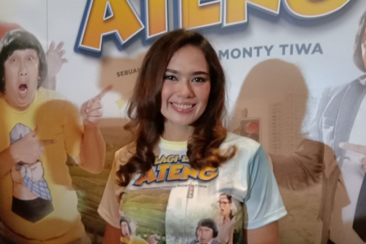 Catherine Wilson menghadiri peluncuran trailer dan poster film Lagi-lagi Ateng di Ecology Bistro Kemang, Jakarta Selatan, Senin (3/12/2018).