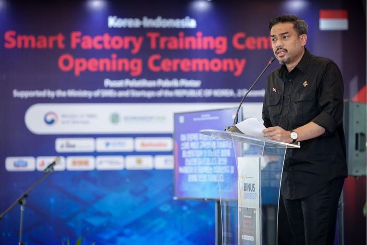 Menteri Usaha Mikro Kecil dan Menengah (UMKM) Maman Abdurrahman memberikan sambutan pada peresmian Korea-Indonesia Smart Factory Training Center (SFTC) di Universitas Bina Nusantara (Binus) Bekasi, Senin (2/12/2024). 