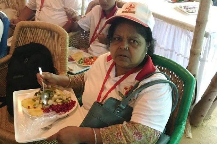 Shanti Bihani makan sepiring buah di acara diet Biswaroop tahun 2017.